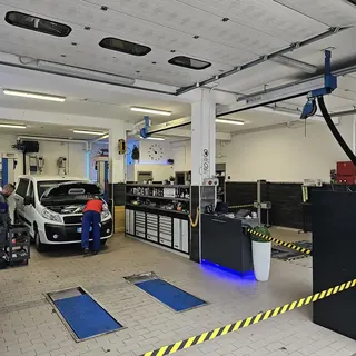 L'officina al lavoro